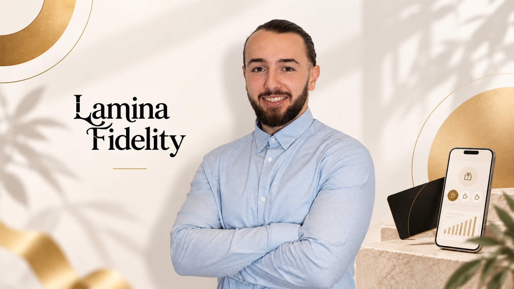Adrien Barraut, fondateur de Lamina Fidelity, présenté devant l’univers visuel de la solution de fidélisation digitale avec smartphone, carte premium et identité graphique dorée.