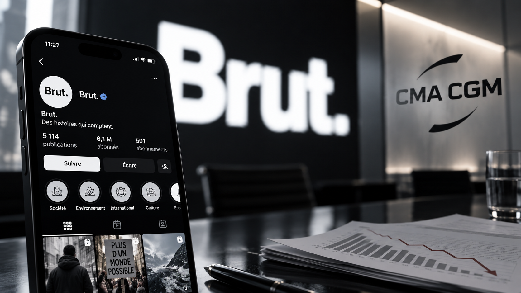 Smartphone affichant Brut devant les logos Brut et CMA CGM, avec des documents financiers montrant une baisse, illustrant les pertes de 34,7 millions d’euros du média en 2025.