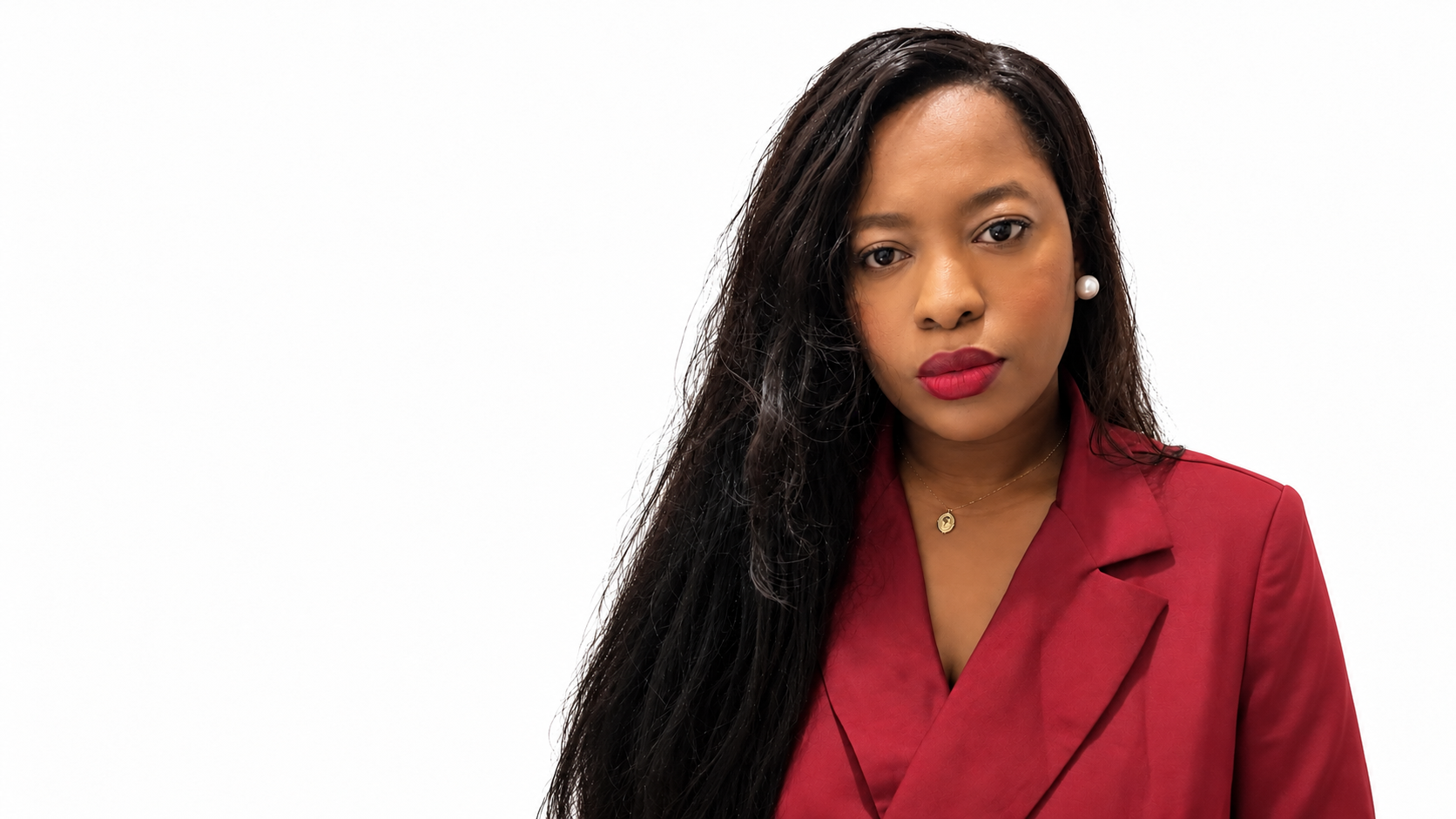 Portrait professionnel de Varvara Alfred, fondatrice de Sina & Prestige, entrepreneuse, consultante et formatrice spécialisée dans les ressources humaines, le management et la formation professionnelle. Vêtue d'une veste rouge sur fond blanc, elle partage dans une interview accordée à Entreprisma son analyse du management de la génération Z, des attentes des jeunes collaborateurs, de l'évolution des compétences, de l'intelligence artificielle en entreprise et des enjeux de transmission intergénérationnelle.