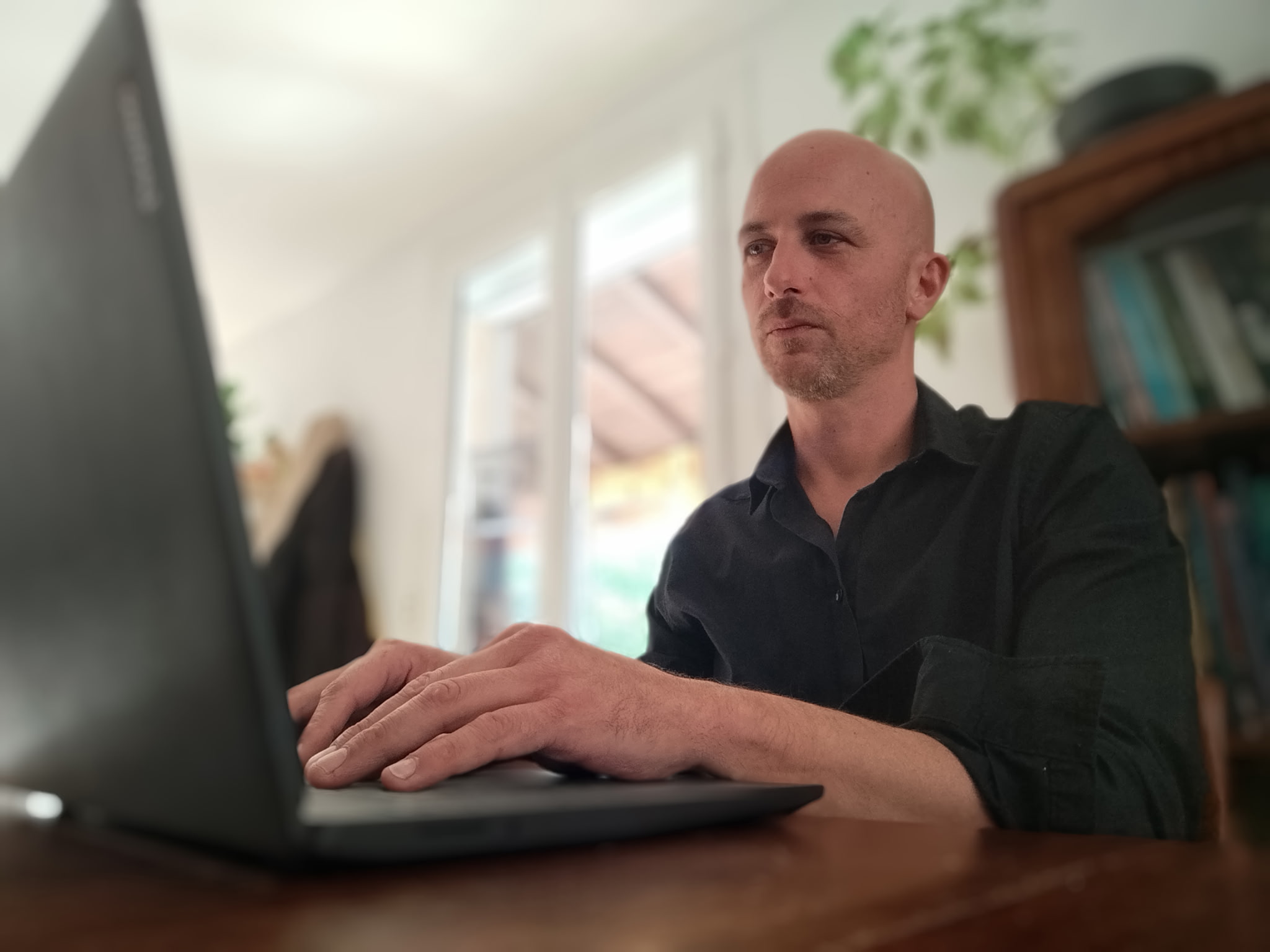 Thomas Boubagra, fondateur de Richesses Humaines Consulting, travaille sur un ordinateur portable dans le cadre d’un portrait consacré aux RH et au droit du travail dans les TPE.