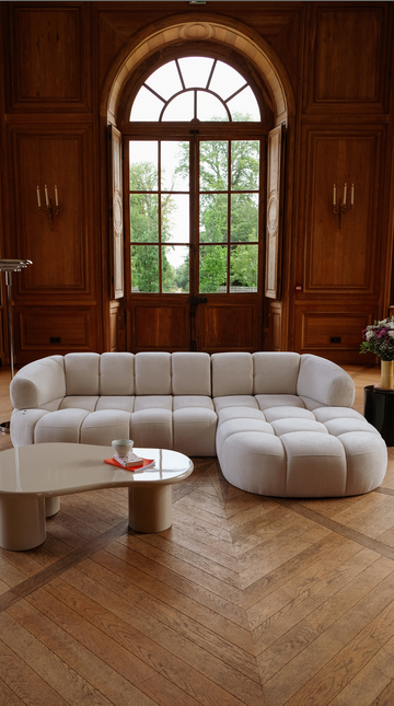 Ce canapé modulable aux lignes enveloppantes illustre le positionnement de Bobochic Paris entre design contemporain, confort et élégance accessible.