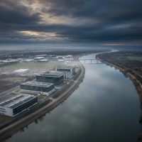 Une image de synthèse montrant une PME face à des défis climatiques, avec des graphiques de primes d'assurance en hausse et des symboles de risques naturels, illustrant l'impact sur l'assurance professionnelle des PME en 2026.