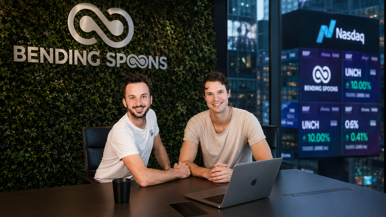 Les deux dirigeants de Bending Spoons posent dans les bureaux de l’entreprise, devant son logo et des écrans évoquant une introduction au Nasdaq.