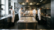 Un dirigeant de PME en cuisine professionnelle illustrant le concept de Chef étoilé RH et de management agile.