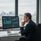 Dirigeant de PME français analysant des données financières sur un ordinateur, reflétant la conjoncture économique 2026, l'inflation et les taux d'intérêt.