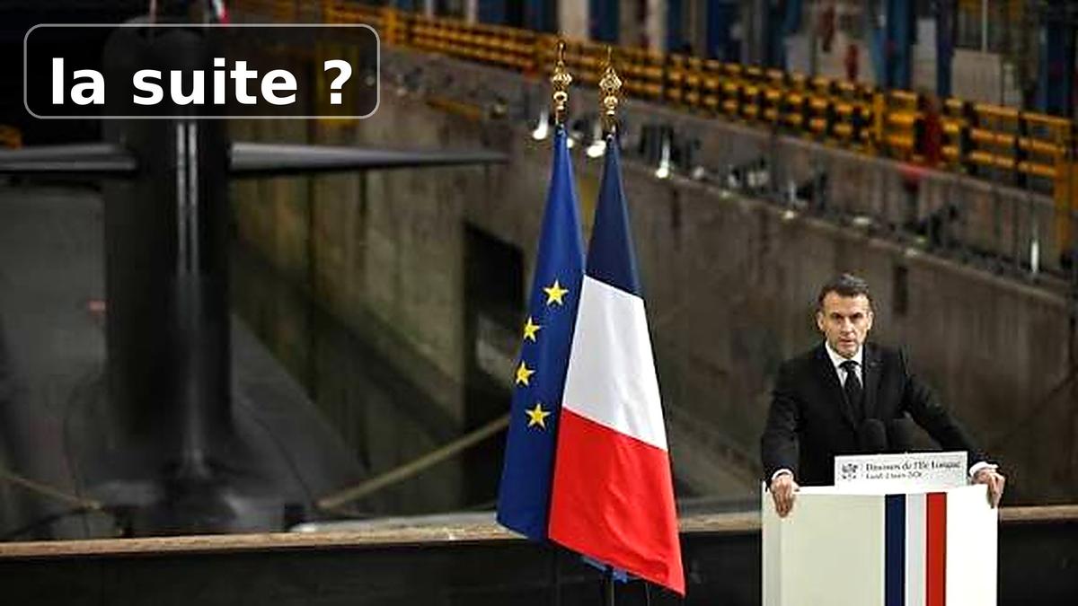 Emmanuel Macron en plein discours à l’île longue devant des drapeaux français et européens, sur une estrade.