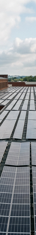 Panneaux solaires photovoltaïques sur le toit d'une usine textile près de Lille, symbolisant la réussite d'une Energie solaire PME face à la crise énergétique.