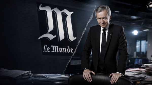 Bernard Arnault en costume noir dans une rédaction sombre, face au logo du Monde, séparé par un effet de papier déchiré.