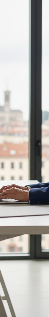 Une femme entrepreneure souriante travaillant sur un ordinateur portable, symbolisant le succès grâce aux aides à l'entrepreneuriat féminin.