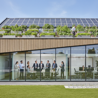 Entreprise à mission en France en 2026 : une PME française engagée avec des collaborateurs souriants et un impact positif sur l'environnement