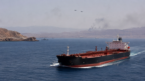 Pétrolier traversant le détroit d’Ormuz sous surveillance militaire, sur fond de tensions géopolitiques.