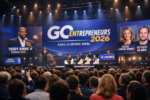 Vue large d’une grande scène de salon entrepreneurial à Paris, devant un public nombreux, avec écrans géants, intervenants en conférence et ambiance premium autour de l’innovation, du business et de la performance.