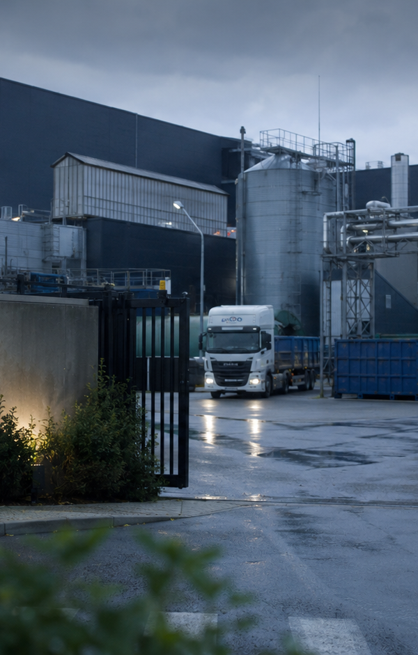 Illustration d'une usine Innovafeed avec des chiffres clés (51 M€, 60 postes) et des insectes, symbolisant la levée de fonds et la restructuration de l'entreprise. Généré par Entreprisma.