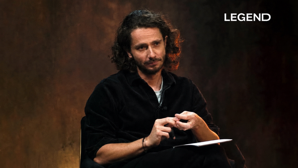 Guillaume Pley en studio lors d'une interview pour analyser la valorisation de Legend à 72 millions d'euros.