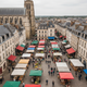 Une vue d'une rue commerçante animée en centre-ville, illustrant le dynamisme du commerce de proximité et l'influence des associations de commerçants sur les politiques municipales.