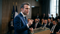 Image de Emmanuel Macron généré par IA sur une estrade avançant le plan IA 