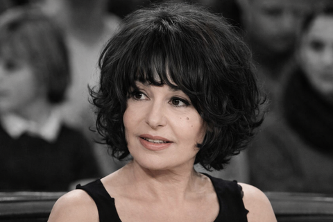 Portrait souriant d'Isabelle Mergault, actrice et réalisatrice, symbolisant sa carrière unique après l'annonce de sa mort.