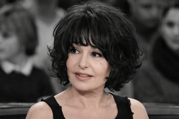 Portrait souriant d'Isabelle Mergault, actrice et réalisatrice, symbolisant sa carrière unique après l'annonce de sa mort.