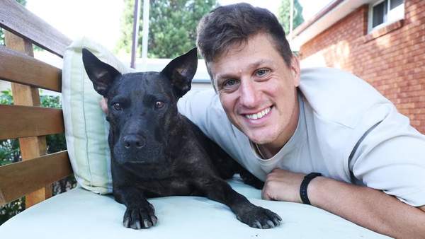 Paul Conyngham, entrepreneur en IA, aux côtés de sa chienne Rosie, symbolisant l'innovation et l'espoir d'un vaccin personnalisé.