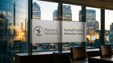 Logo Pierre et vacances devant un complexe de résidences de tourisme moderne racheté par Mubadala Capital.