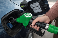 Un camion-citerne sur une autoroute, illustrant l'impact direct de la hausse des prix carburants PME sur la logistique et les coûts de transport en 2026.