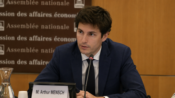 Arthur Mensch, co-fondateur de Mistral AI, s'exprimant sur l'impact de la réglementation européenne sur l'innovation technologique et les startups.