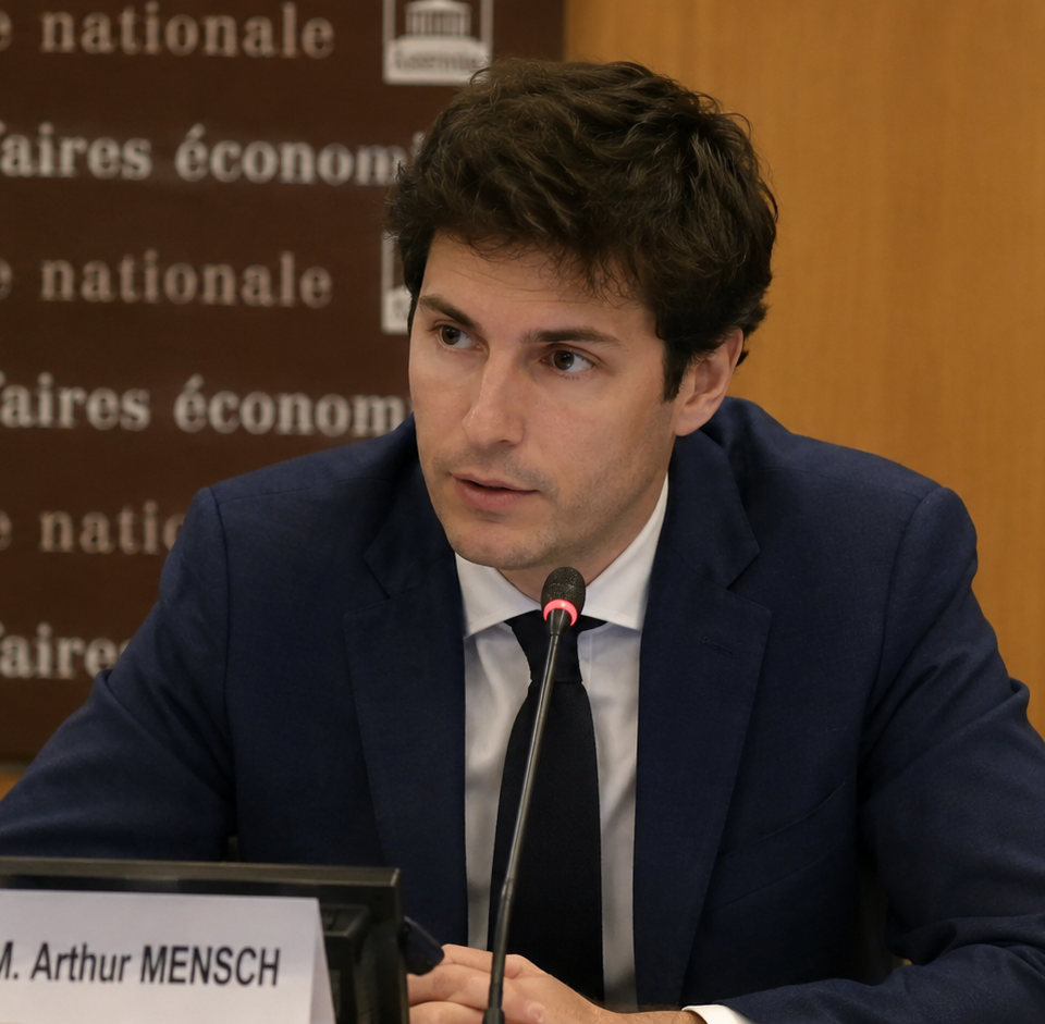 Arthur Mensch, co-fondateur de Mistral AI, s'exprimant sur l'impact de la réglementation européenne sur l'innovation technologique et les startups.