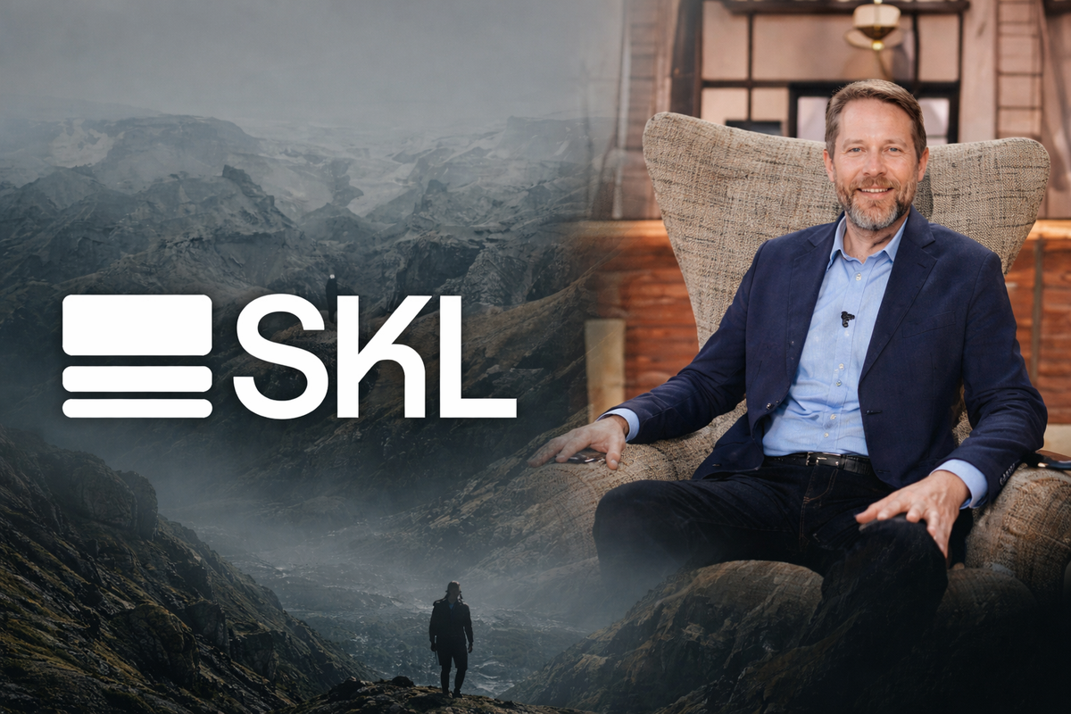 Éric Larchevêque présentant le SKL Club, un club business pour entrepreneurs en croissance, avec des graphiques de progression en arrière-plan.