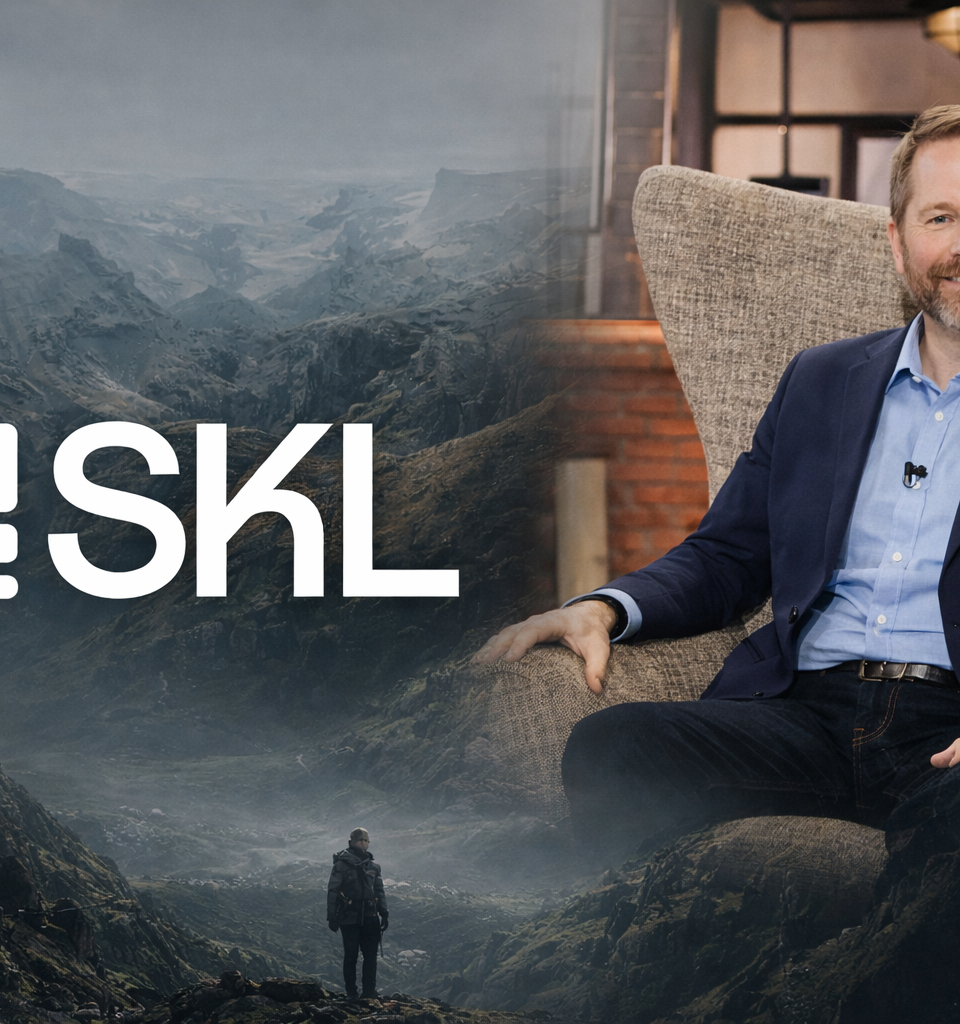 Éric Larchevêque présentant le SKL Club, un club business pour entrepreneurs en croissance, avec des graphiques de progression en arrière-plan.