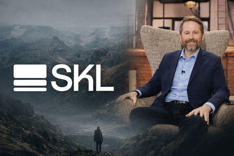 Éric Larchevêque présentant le SKL Club, un club business pour entrepreneurs en croissance, avec des graphiques de progression en arrière-plan.