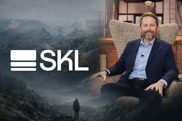 Éric Larchevêque présentant le SKL Club, un club business pour entrepreneurs en croissance, avec des graphiques de progression en arrière-plan.