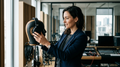 Léa Kergoat, fondatrice de Sonore Sport, souriante, tenant un micro professionnel, symbolisant l'alliance entre technologie audio et bien-être sportif.
