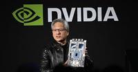 Photo du PDG de Nvidia, avec le logo Nvida en arrière plan sur fond noir.