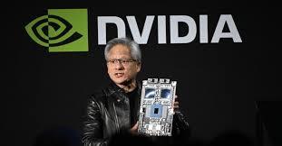 Photo du PDG de Nvidia, avec le logo Nvida en arrière plan sur fond noir.