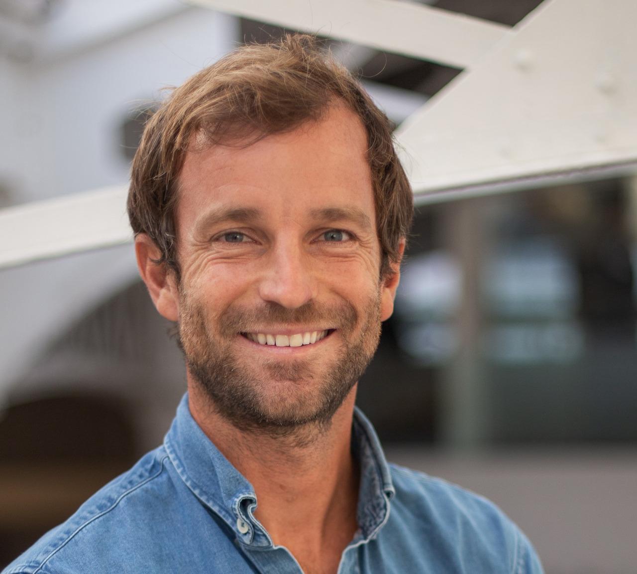 Portrait professionnel de Timothée Rambaud, cofondateur de LegalStart, souriant et les bras croisés dans des bureaux modernes. Crédit photo : Rumeur Publique.