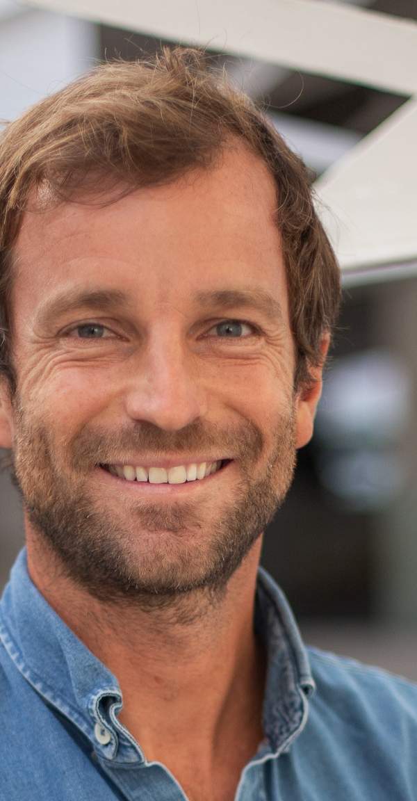Portrait professionnel de Timothée Rambaud, cofondateur de LegalStart, souriant et les bras croisés dans des bureaux modernes. Crédit photo : Rumeur Publique.